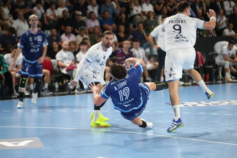 Joueur de handball en pleine action sur le terrain.
