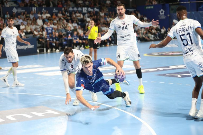 Action de jeu intense au handball en salle.
