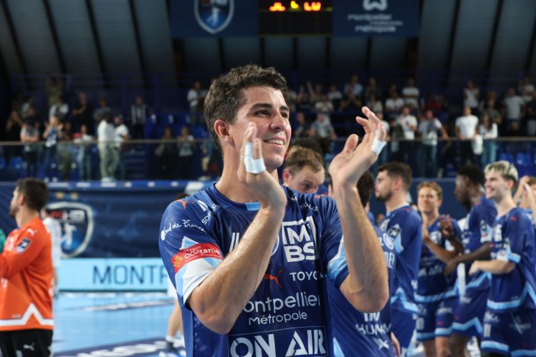 Joueur de handball applaudit après un match.