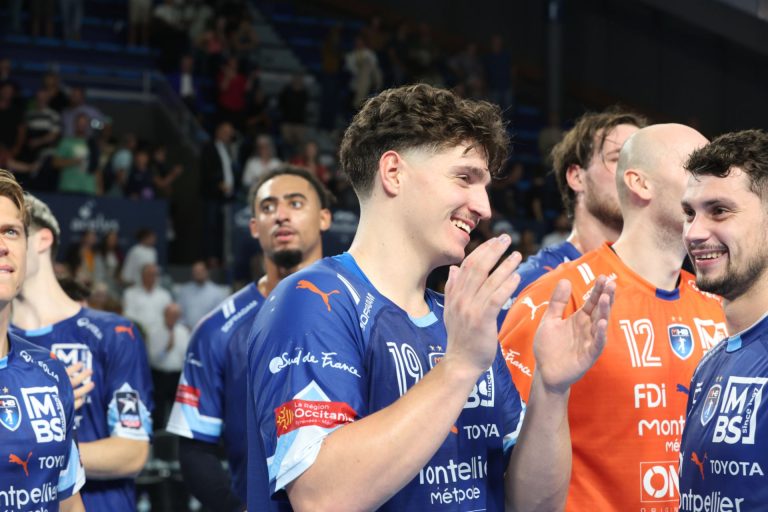 Équipe de handball de Montpellier célébrant une victoire.