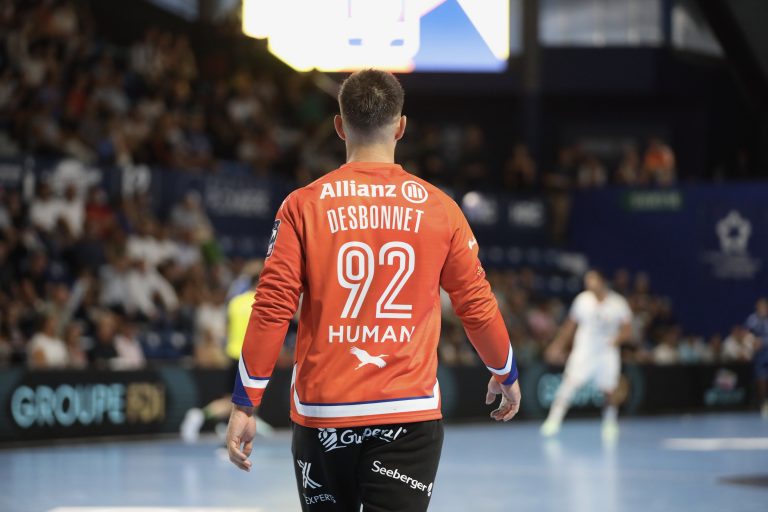 Joueur de handball en pleine compétition, maillot 92.