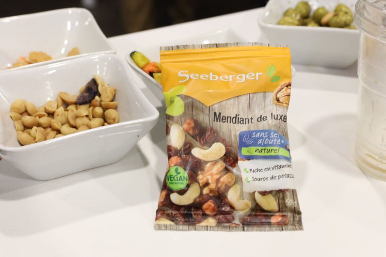 Sachet de fruits secs Seeberger sur table blanche.
