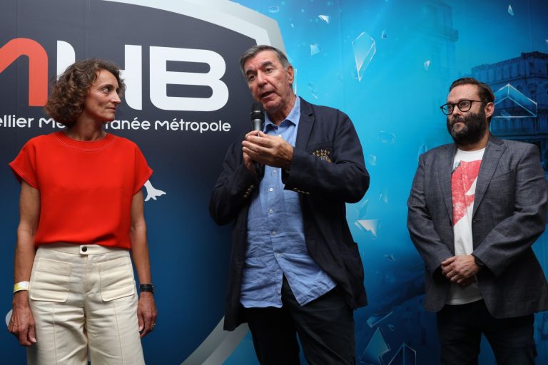 Trois personnes à un événement Montpellier Méditerranée Métropole.