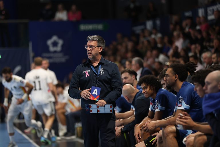 Entraîneur de handball dirigeant son équipe pendant le match.