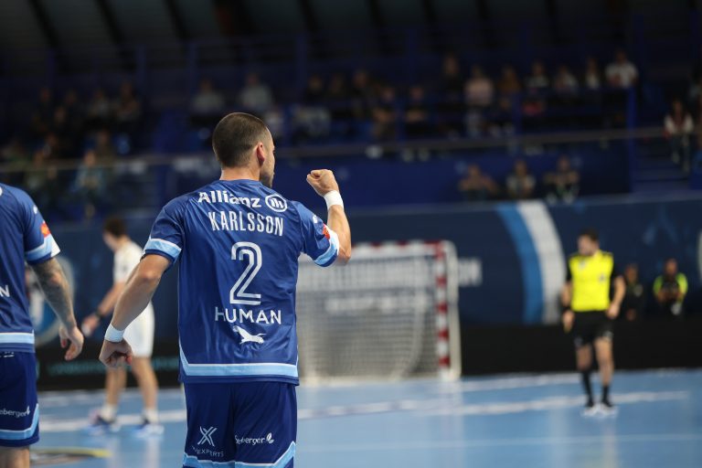 Joueur de handball sur le terrain, maillot numéro deux.