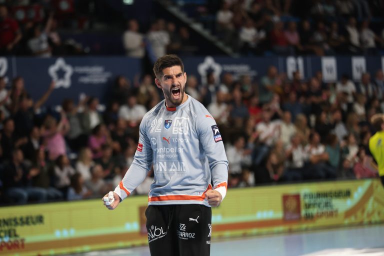 Joueur de handball célébrant sur le terrain.