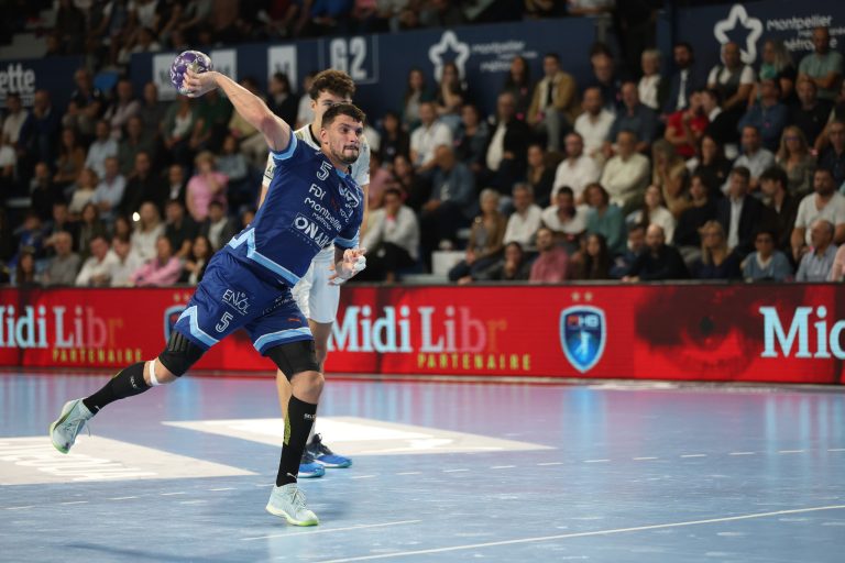 Joueur de handball lançant le ballon en match.