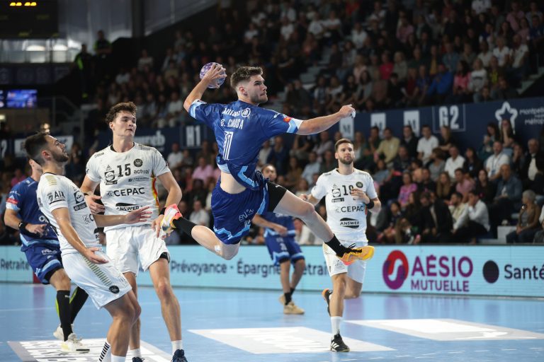 Joueur de handball en plein saut lors d'un match.