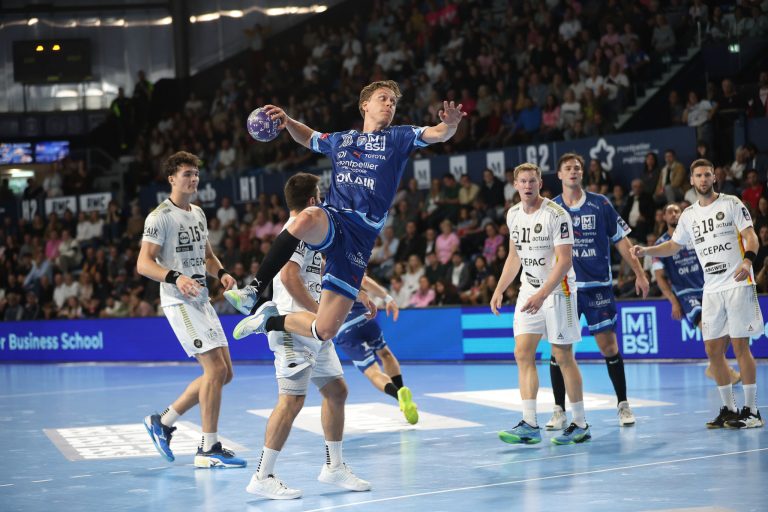 Match de handball en pleine action
