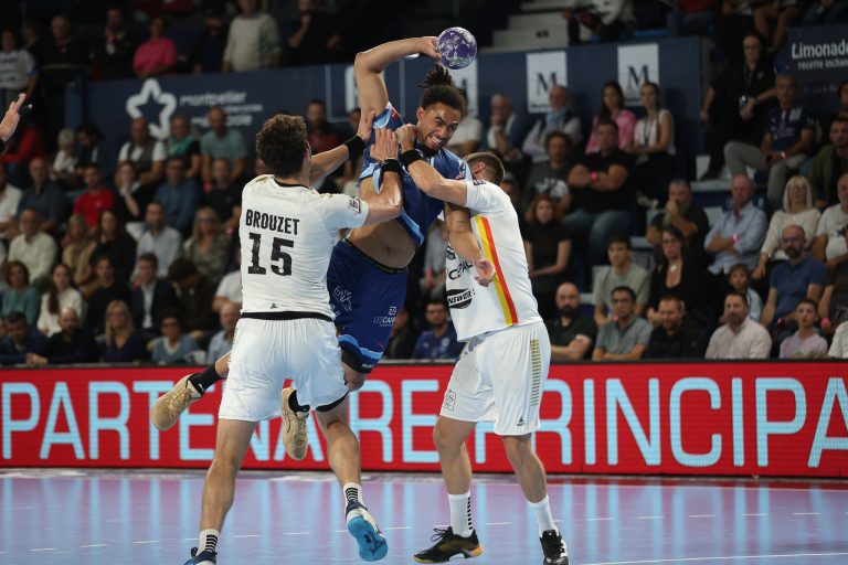 Action de handball en cours avec joueurs en compétition.