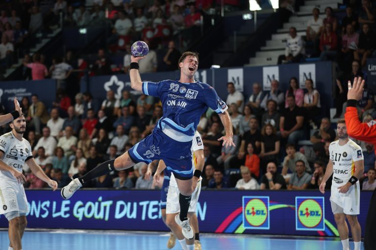 Joueur de handball en plein saut pour marquer.