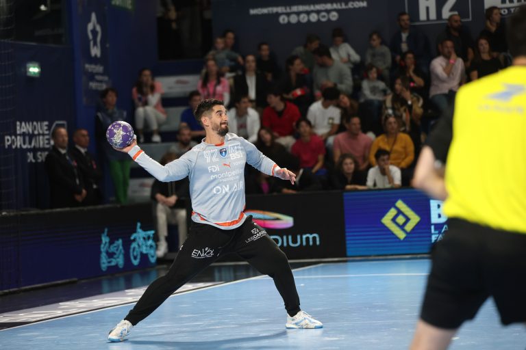 Gardien de but de handball en action.