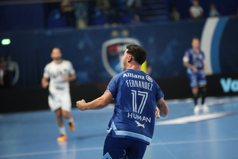 Joueur de handball célébrant sur le terrain.