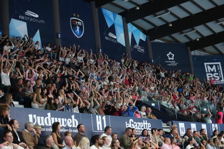 Supporters enthousiastes lors d'un événement sportif à Montpellier.