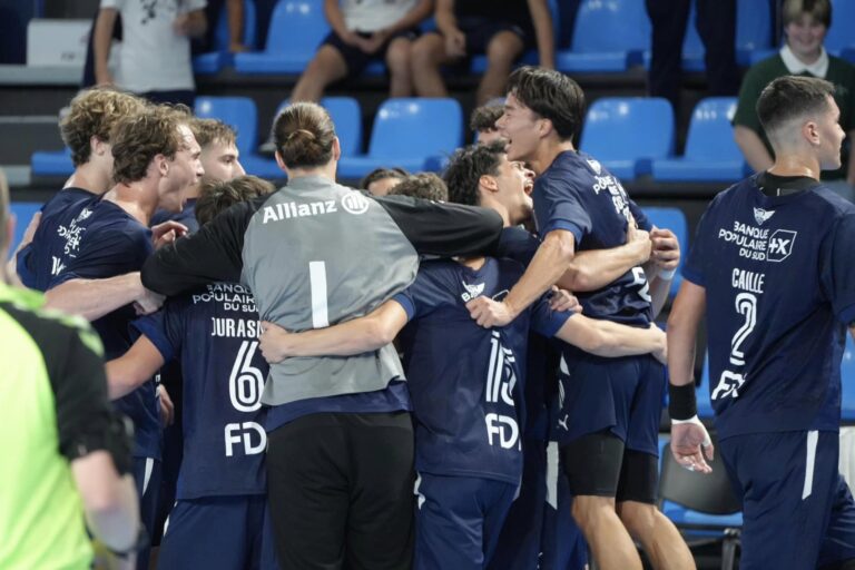 Joueurs de handball célébrant en équipe