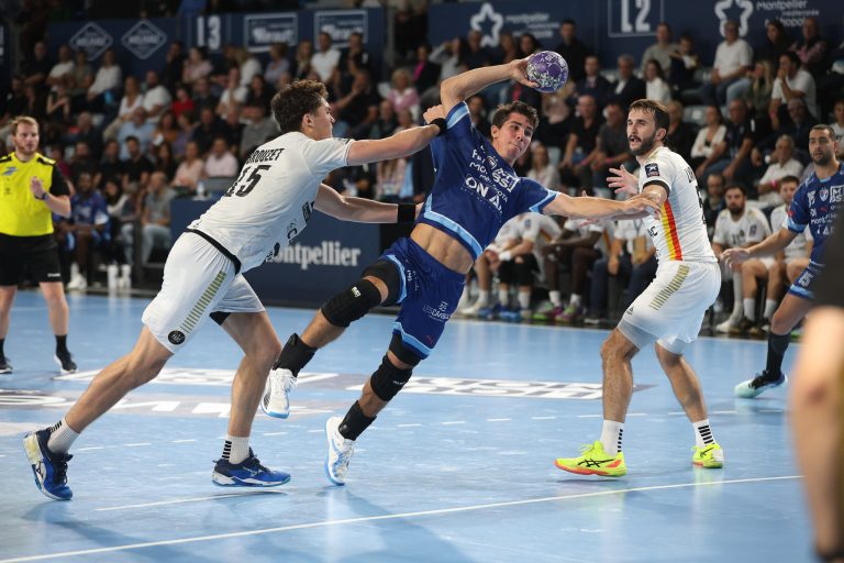 Match de handball en plein action intense.