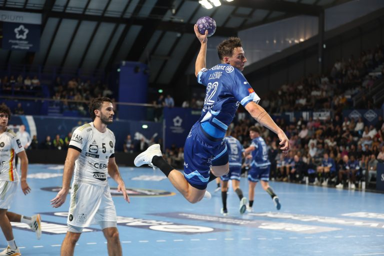 Joueur de handball en plein saut pour marquer.