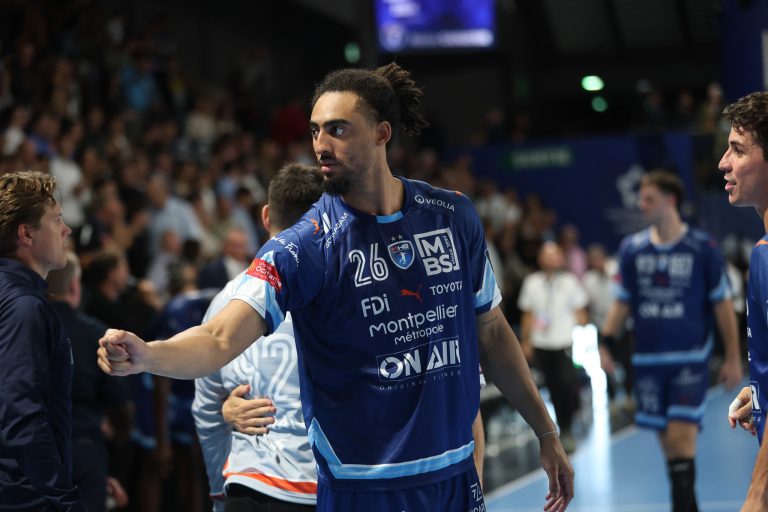 Joueur de handball sur le terrain en action.
