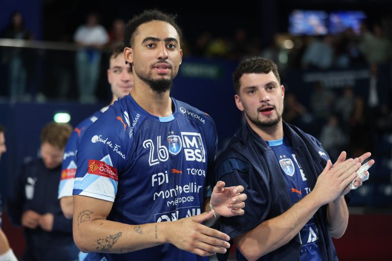 Joueurs de handball en tenue Montpellier sur le terrain.