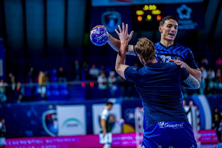 Joueur de handball lançant le ballon en match.