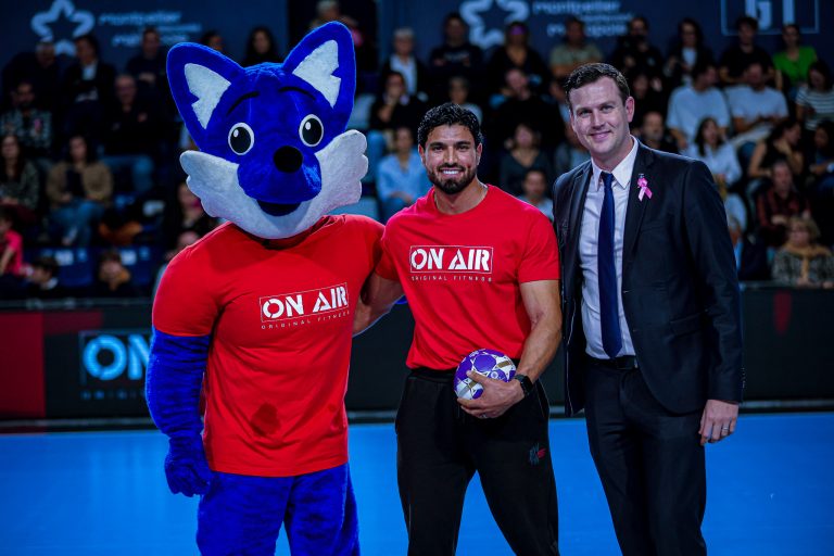 Trois personnes, mascotte de sport, événement à Montpellier.