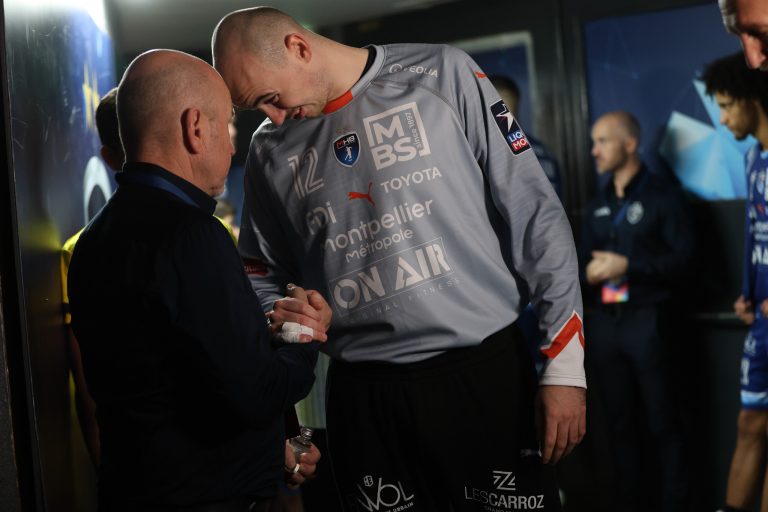 Joueur de handball discutant avant le match.