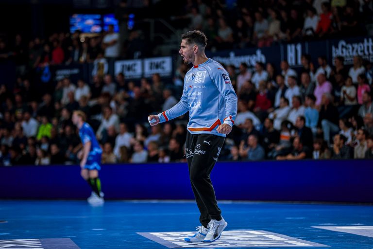 Joueur de handball célébrant sur le terrain.