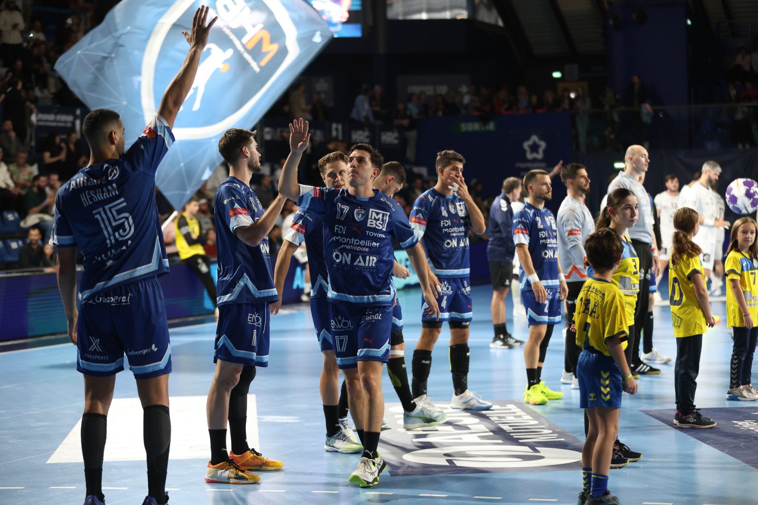 Équipe de handball saluant avant le match.