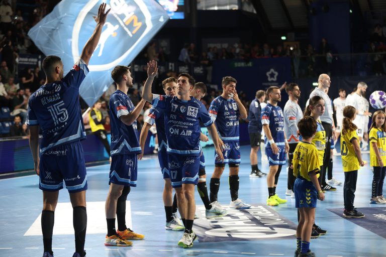 Équipe de handball saluant avant le match.