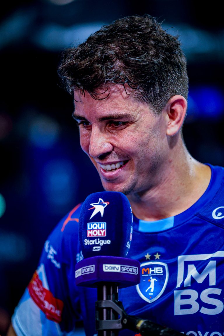 Joueur de handball en interview après le match.