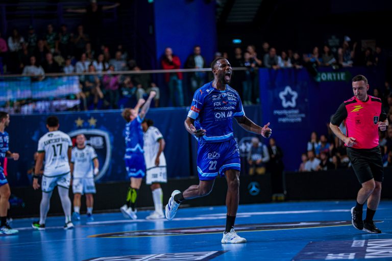 Joueur de handball célébrant sur le terrain.