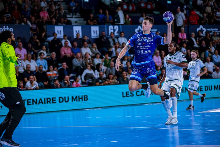 Joueur de handball en plein saut pendant un match.