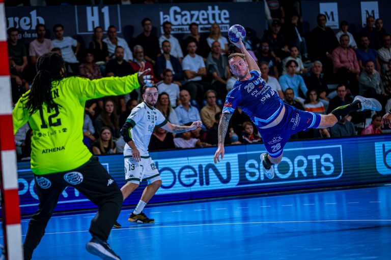 Joueur de handball en plein saut et tir.