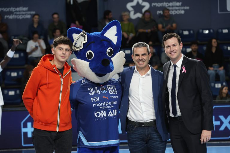 Groupe avec mascotte au match de Montpellier.