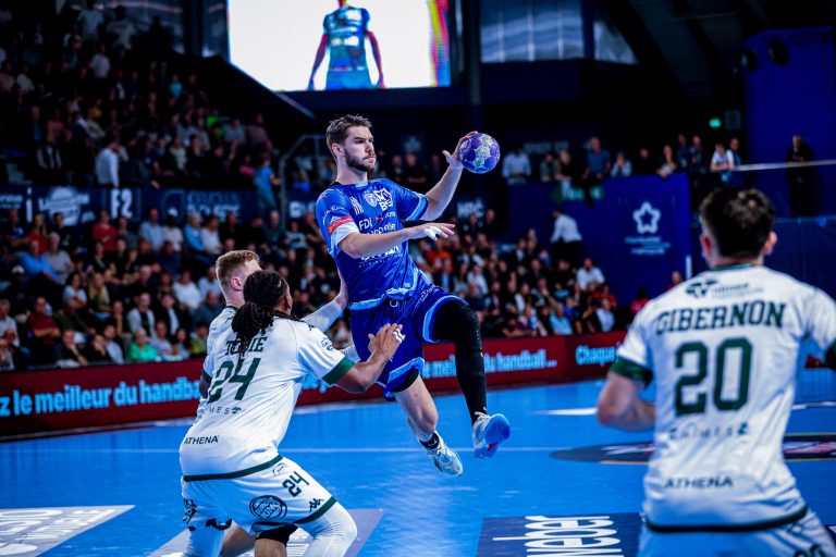 Match de handball en pleine action