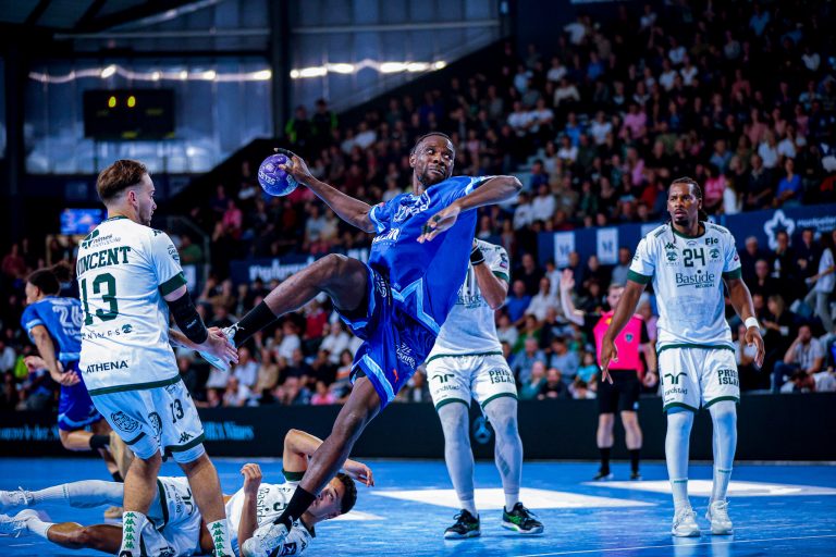 Match de handball, joueur en pleine action
