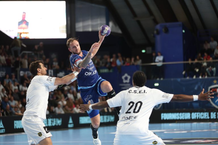 Match de handball en cours, action intense.