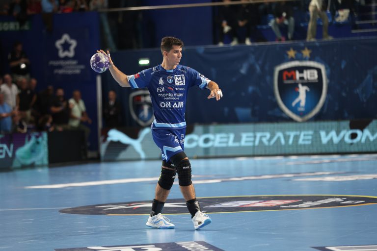 Joueur de handball en action sur le terrain.