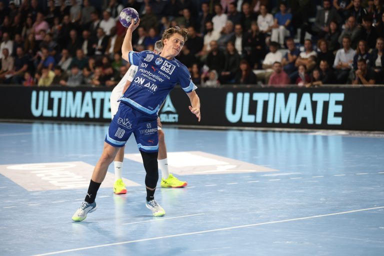 Joueur de handball lançant un ballon.