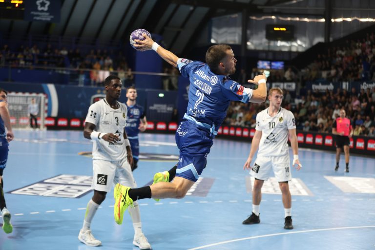 Joueur de handball en plein saut, tir au but.