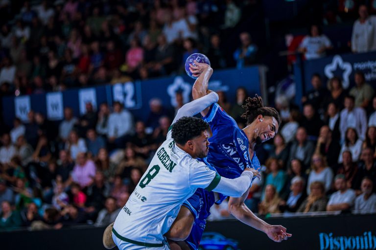 Match de handball intense entre deux joueurs