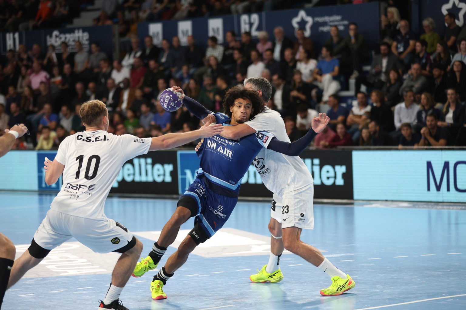 Joueur de handball en plein match à Montpellier.