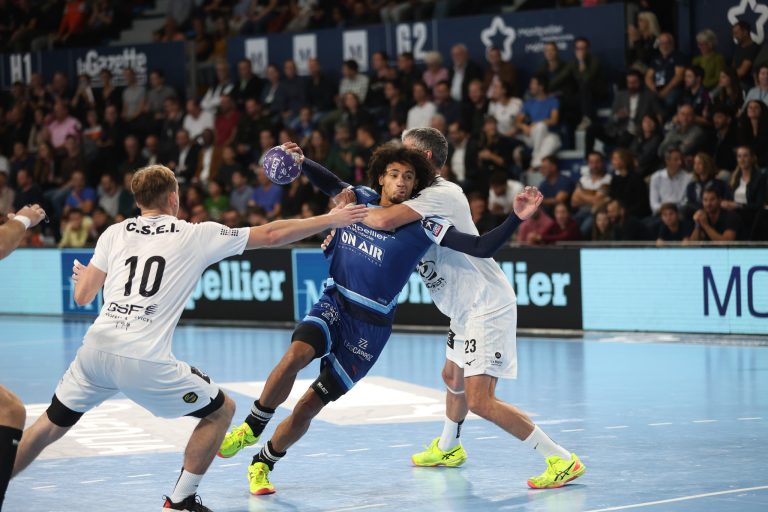 Joueur de handball en plein match à Montpellier.