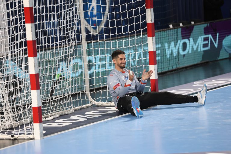 Gardien de handball applaudit dans le but.