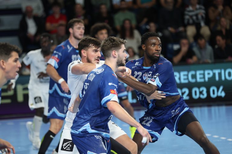 Match de handball, joueurs en action intense.