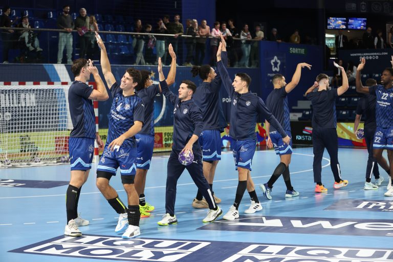 Équipe de handball célébrant sur le terrain.