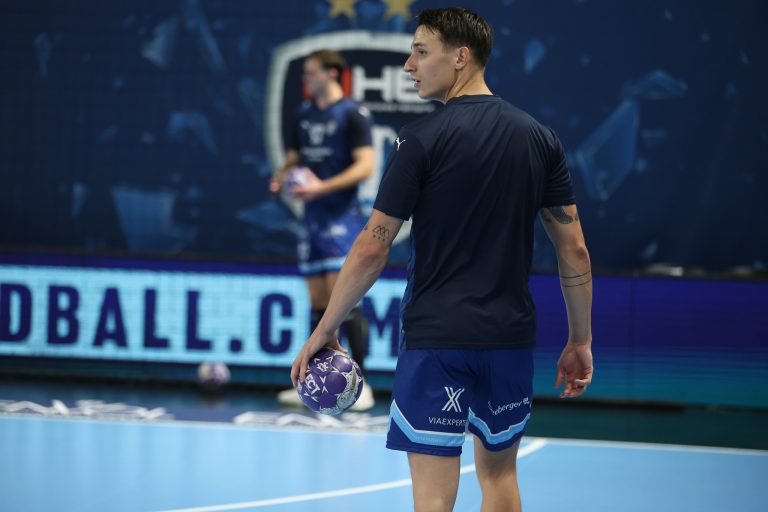 Joueur de handball tenant un ballon violet