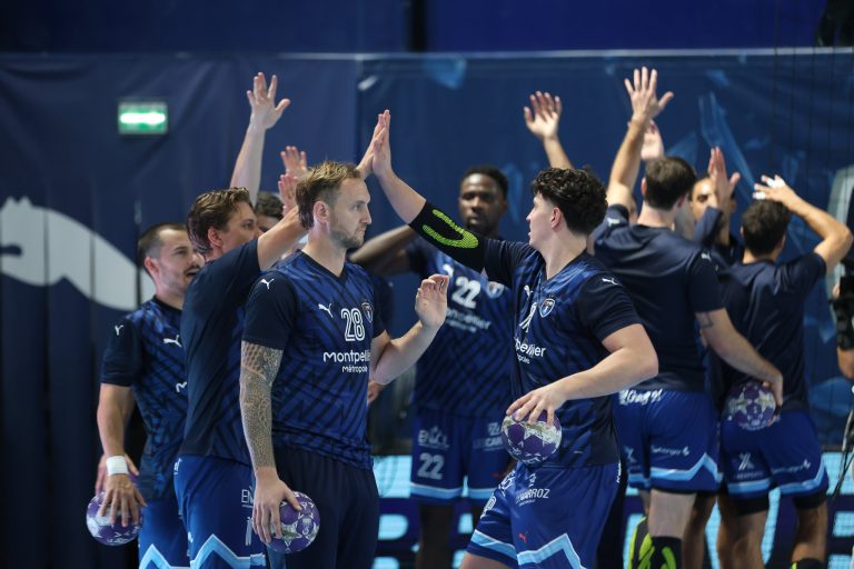 Joueurs de handball se tapent dans la main.