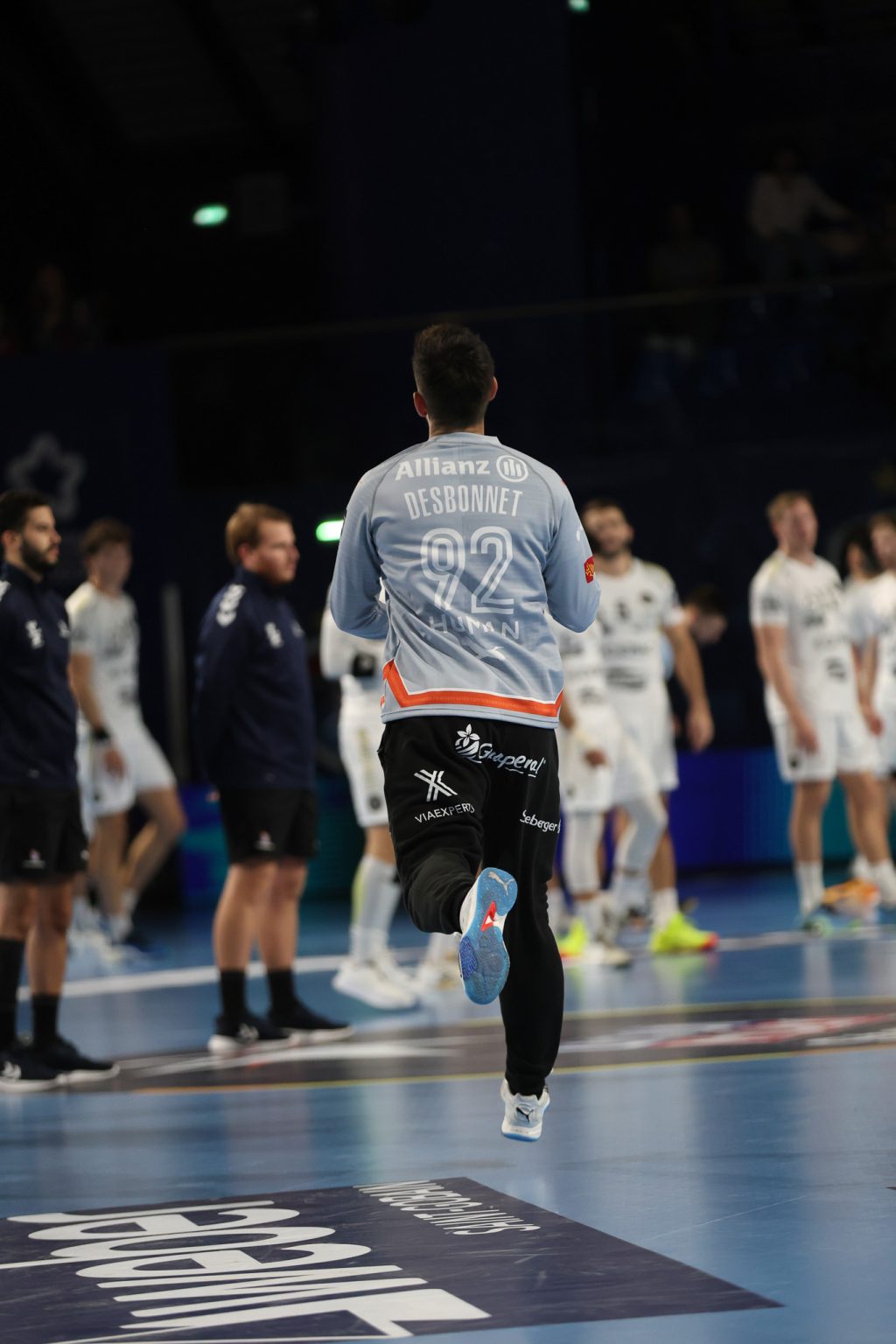 Joueur de handball sur le terrain en action.
