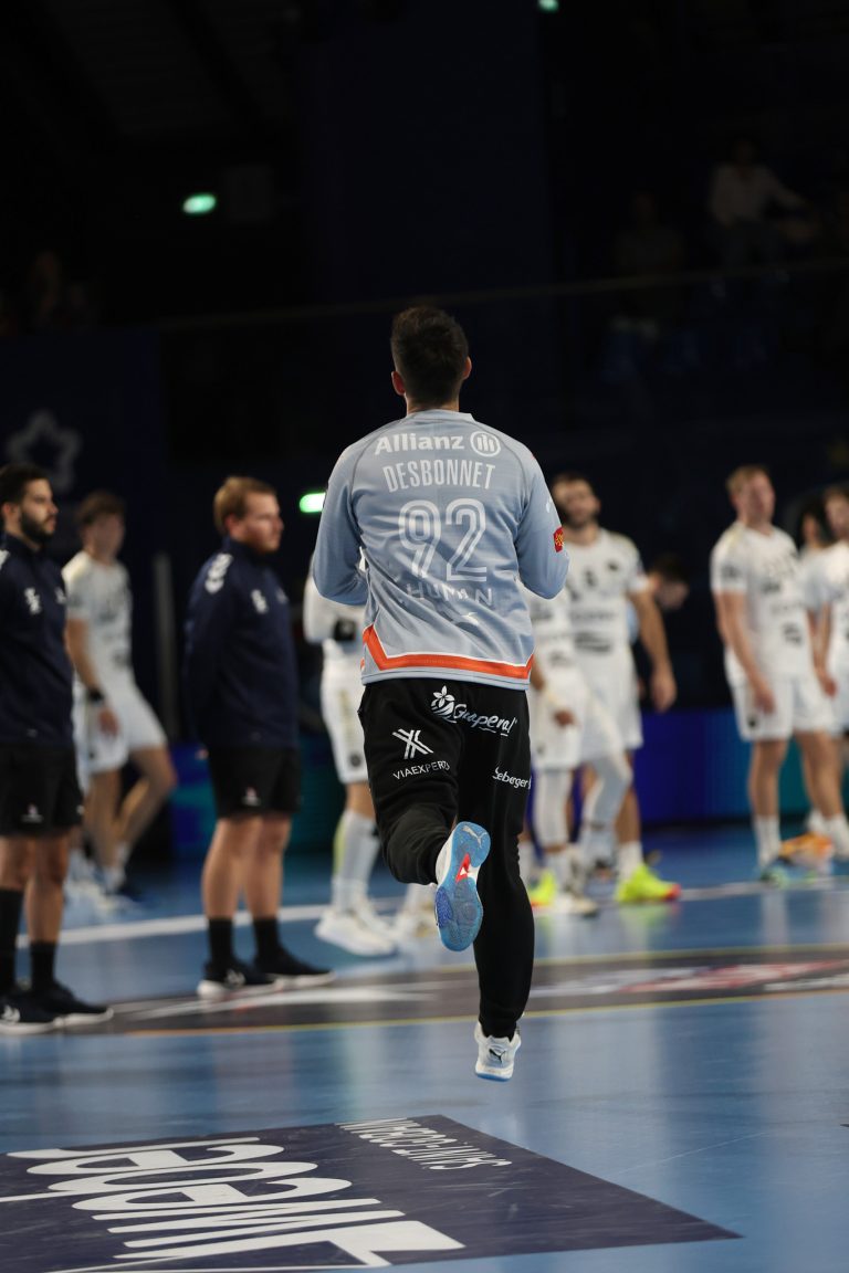 Joueur de handball sur le terrain en action.